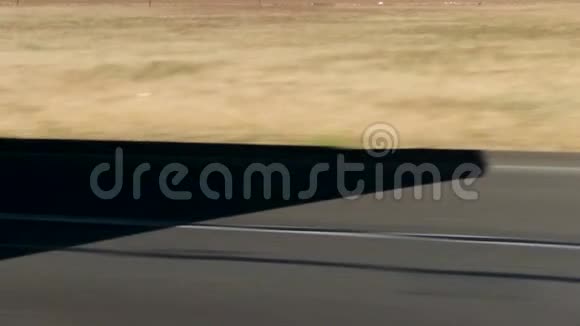 在加利福尼亚中部的高速公路上通过卡车轮视频的预览图