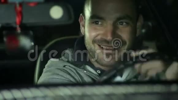 面带微笑地开车的人视频的预览图
