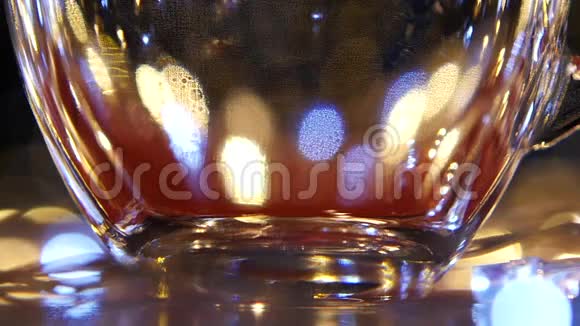 热红茶被倒进玻璃杯里慢动作视频的预览图