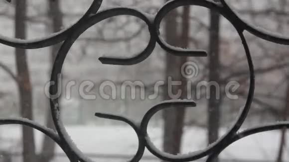 从窗棂上飘落的雪的景色视频的预览图