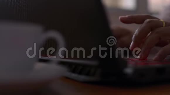 女人的手在电脑键盘上打字女商人在办公室里用笔记本电脑视频的预览图