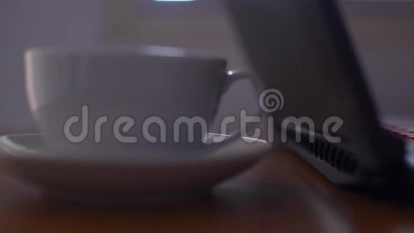 女人的手在电脑键盘上打字女商人在办公室里用笔记本电脑视频的预览图