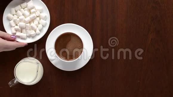 在咖啡中加入棉花糖视频的预览图