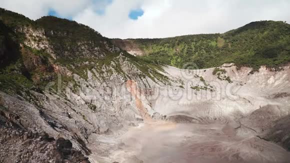 坦库班佩拉湖火山口时间推移视频的预览图