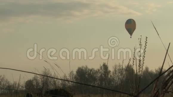 三个气球盘旋在一片田野上视频的预览图