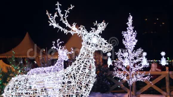 花环上鹿的圣诞形象视频的预览图