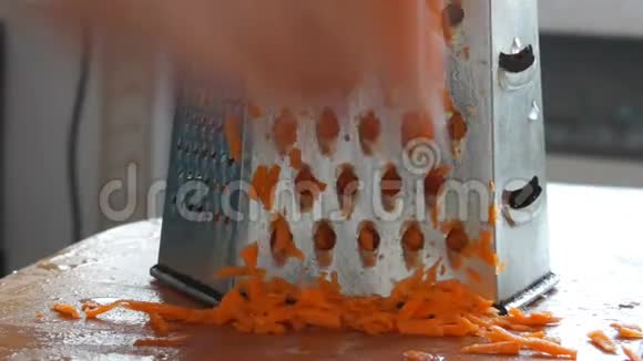 女用手擦厨房磨砂机胡萝卜视频的预览图