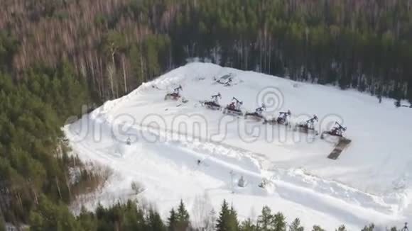 空中观景油泵千斤顶在冬季森林中为化石燃料能源工作视频的预览图