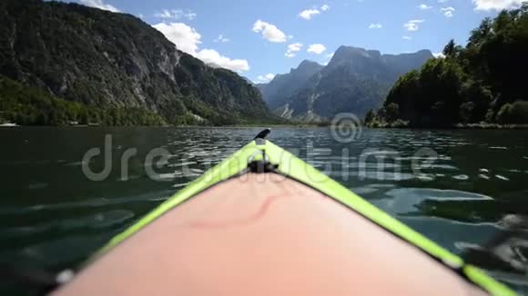 奥地利风景湖独木舟之旅视频的预览图