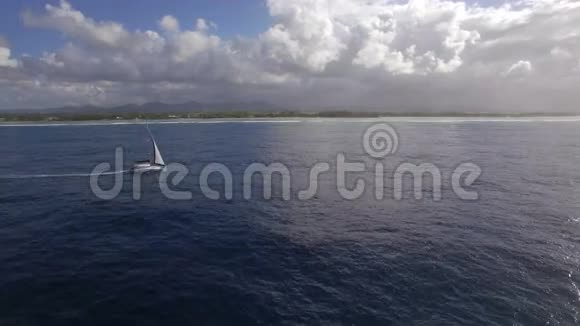 帆船和岛屿海岸空中射击视频的预览图
