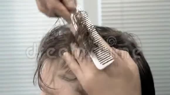 理发师在寺庙里剪头发在沙龙里给客户剪带剪毛时坐在理发师扶手椅上的人视频的预览图