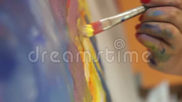 艺术家在画室里画油画画家在工作创作者制作艺术品画笔和颜料视频的预览图