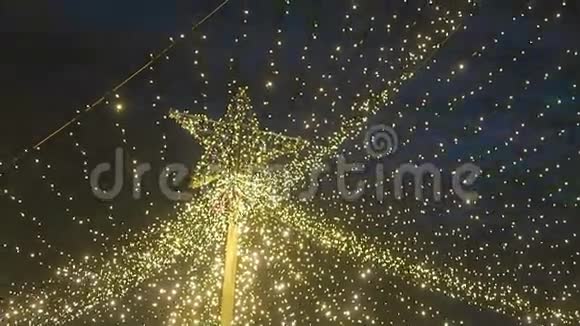 在柏林的斯潘道地区的圣诞博览会上点亮星星视频的预览图