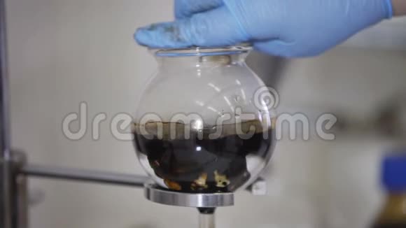 研究生物燃料石油的结构化学成分的试验流体视频的预览图