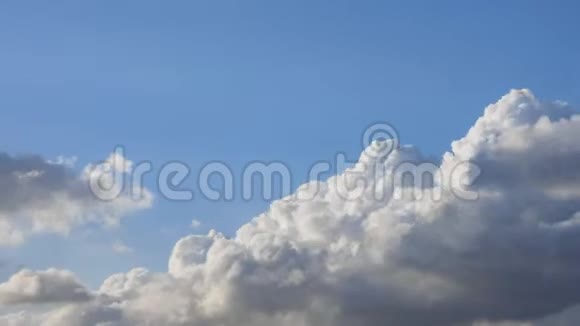 台风前白云在蓝天上移动蓝天背景有白云4K版延时滚动云视频的预览图