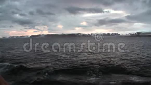 斯瓦尔巴岛北冰洋船头船的波浪和水面景观视频的预览图