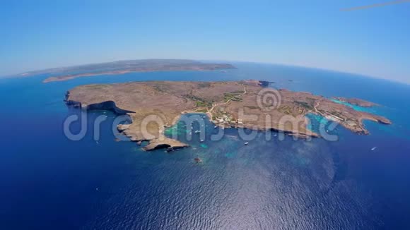 鸟瞰风景如画的马耳他岛屿空中镜头视频的预览图
