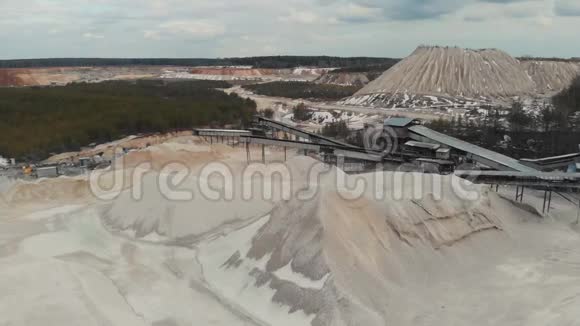 露天采矿和碎石加工厂碎石石灰石和碎石机视频的预览图