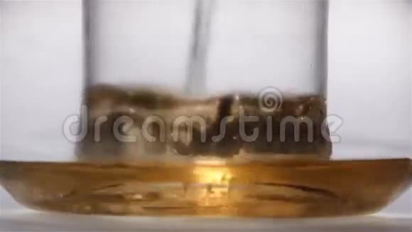 酿制的叶红叶茶时间流逝特写视频的预览图