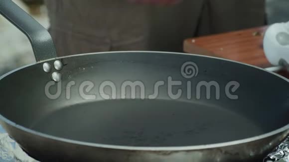 厨师把一条新鲜的奥赫里德湖褐鳟鱼A放在锅里视频的预览图