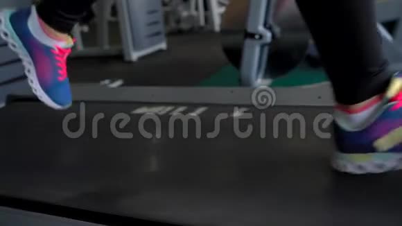 在健身房跑步机上跑步的女人视频的预览图