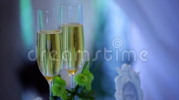 带有两杯香槟和模糊背景的节日装饰视频的预览图