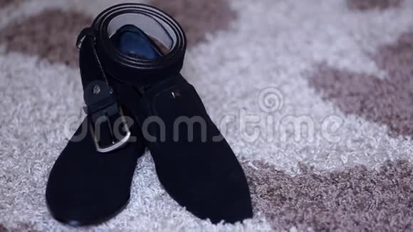 经典的黑色皮鞋和一条带扣在复古背景上的皮带视频的预览图