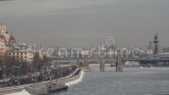莫斯科莫斯科河和普希金桥的景色视频的预览图