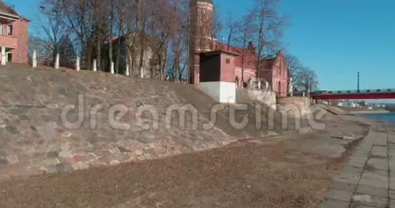 神圣的在立陶宛美丽的阳光明媚的春天倾斜的开口穿过Vytautas教堂到Kaunas老城全景4k视频的预览图