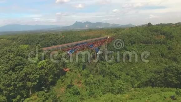 印度尼西亚西爪哇桥的鸟瞰图视频的预览图