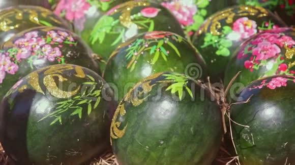 大型西瓜用市场上的油漆装饰视频的预览图
