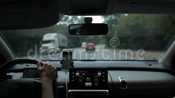 夏天汽车在繁忙的道路上行驶视频的预览图