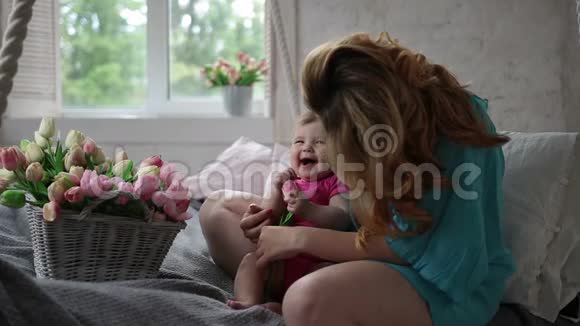 嘲笑女婴和母亲在卧室里放松视频的预览图