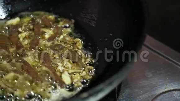 锅中炒猪肉的盘片视频的预览图