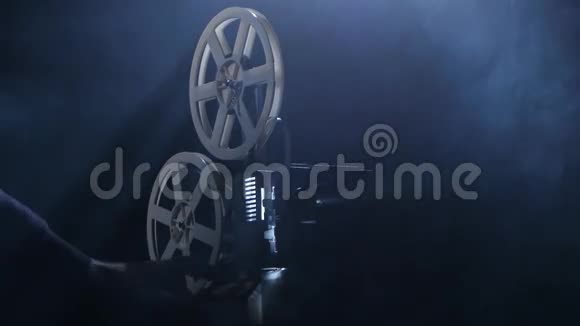 放映机包括放映机烟雾中的黑暗背景工作室视频的预览图