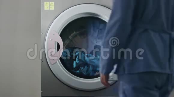 洗衣服的女工从洗桶里拿起制服视频的预览图