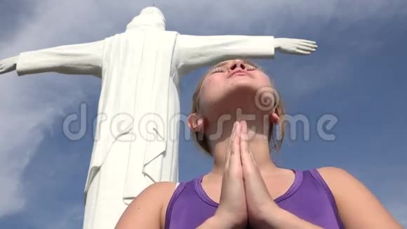 宗教女人说祈祷视频的预览图