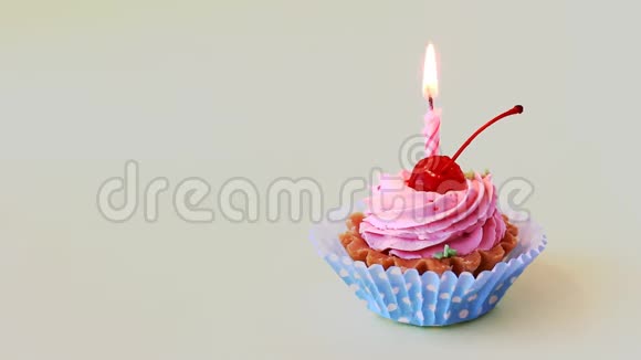 生日蛋糕和樱桃和燃烧蜡烛为生日延时录像视频的预览图