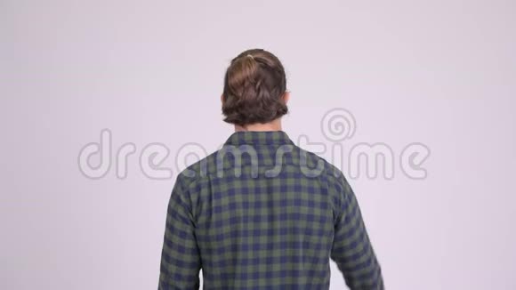 臀部男子手指在白色背景下的后视图视频的预览图