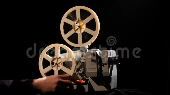 投影仪把胶片从一个卷轴重卷到另一个卷轴视频的预览图