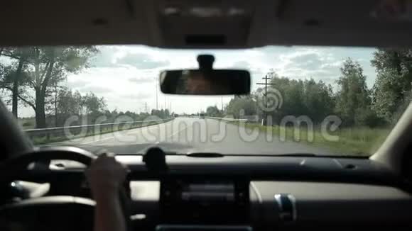 夏天在高速公路上开车的女人视频的预览图