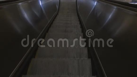 把台阶移到自动扶梯上视频的预览图
