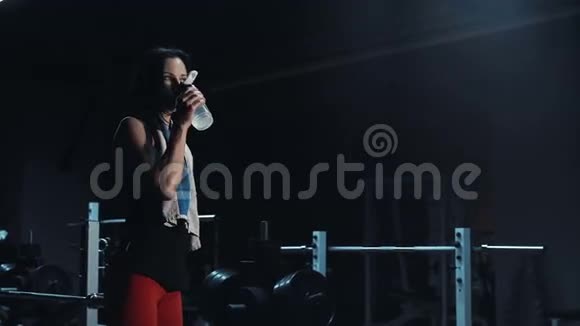 运动的女人在健身房喝水视频的预览图