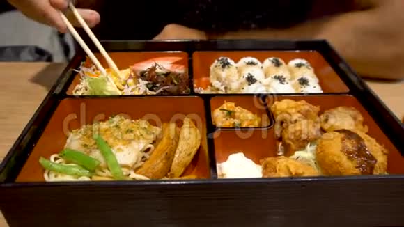 吃日本Bento食物和筷子视频的预览图