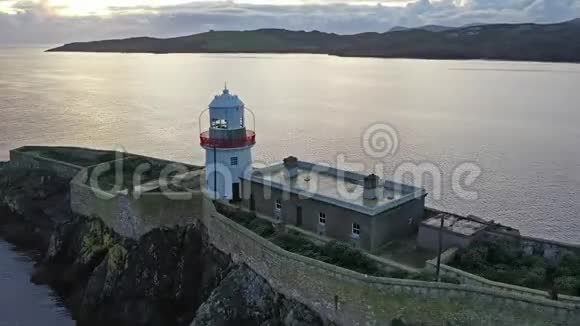 罗滕岛灯塔空中与基利贝格在背景多戈尔县爱尔兰视频的预览图