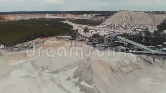 露天采矿和碎石加工厂碎石石灰石和碎石机视频的预览图