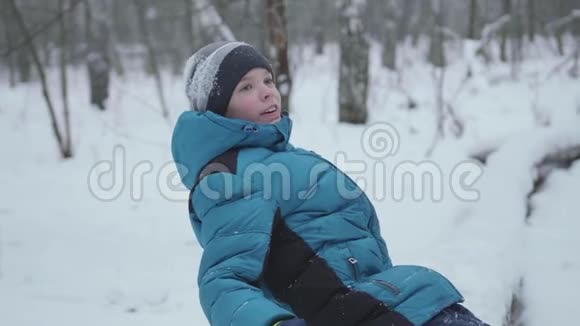 孩子慢吞吞地掉进雪里户外运动冬季阳光明媚视频的预览图