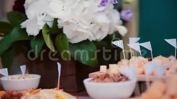 奶酪桌的近景花切片奶酪坚果鸡蛋和西红柿在木板上视频的预览图