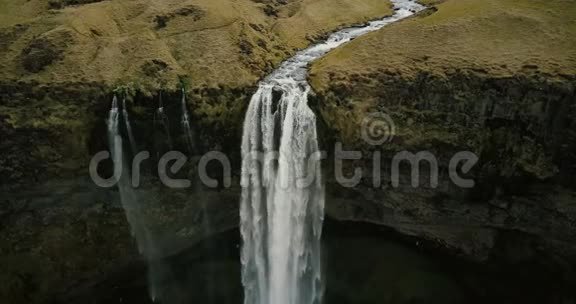 美丽的山谷景色与强大的河流流动和下降冰岛Seljalandsfoss瀑布的鸟瞰图视频的预览图