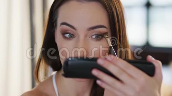 年轻的女人用眼影视频的预览图